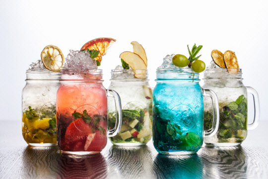 켄싱턴 제주 호텔이 모히토 칵테일과 수박 주스로 극서(克暑)를 제안한다. 국내 특1급 호텔 최초로 럭셔리 올인클루시브형 호텔을 선보이고 있는 켄싱턴 제주 호텔의 아뜨리움 라운지&바 '더 뷰'가 내놓은 모히토 컬렉션. 켄싱턴 제주 호텔 제공